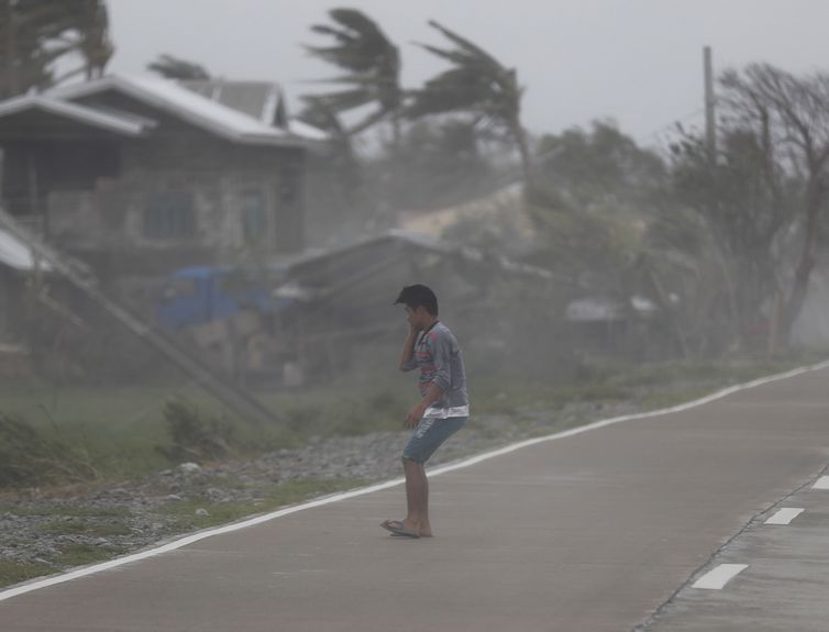 O tufão Mangkhut trouxe chuvas e ventos fortes ao município de Baggao, na província Cagayan 