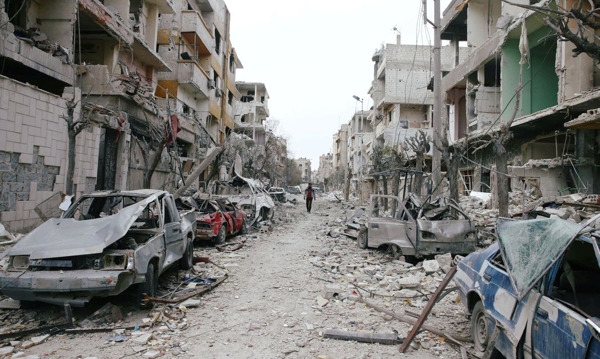 Um dia depois que o Conselho de Segurança da ONU aprovou resolução exigindo o fim dos conflitos na Síria, a região de Ghouta voltou a ser bombardeada neste domingo
