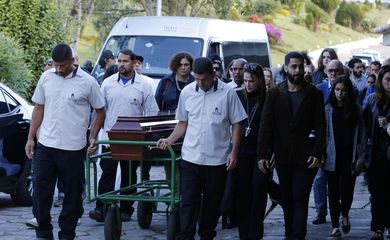 Familiares e amigos participam do sepultamento do cantor e compositor João Gilberto, no cemitério Parque da Colina, em Niterói.