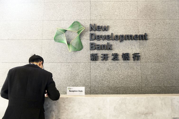 Novo Banco de Desenvolvimento (NDB, do nome em inglês New Development Bank), formado pelos países do Brics (Brasil, Rússia, Índia, China e África do Sul)