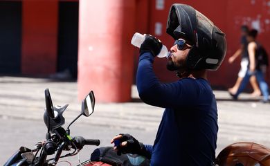 Rio de Janeiro (RJ), 17/02/2024 -Transeuntes se protegem do forte calor nas ruas do centro da cidade. Cidade do Rio de Janeiro atinge nível 4 de calor. Marco é caracterizado por temperaturas que podem chegar a 44ºC  Foto: Tânia Rêgo/Agência Brasil