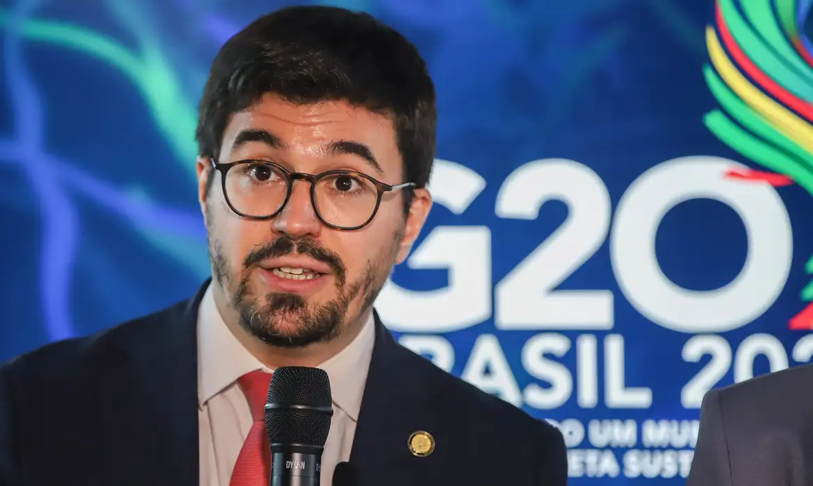 Brasília (DF), 06/02/2024, O assessor internacional do MEC, Francisco Figueiredo de Souza, durante entrevista coletiva para falar do balanço do grupo de trabalho do G20.  Foto: Antonio Cruz/Agência Brasil