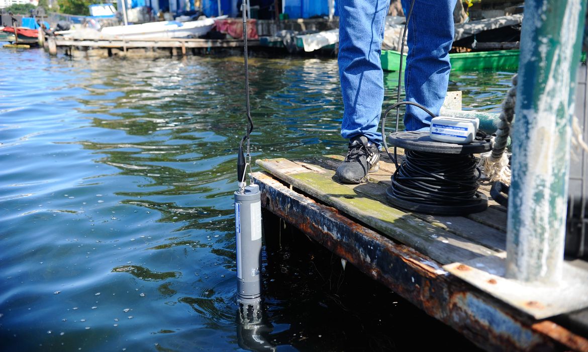 Técnico do Instituto Estadual do Ambiente do Rio, na Lagoa Rodrigo de Freitas, mostra a sonda multiparamétrica, que informa as condições da água (Tânia Rêgo/Agência Brasil)
