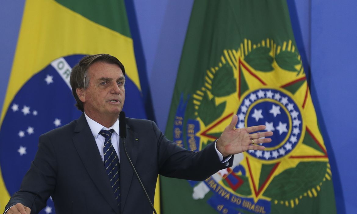 O presidente da República, Jair Bolsonaro, participa da solenidade de assinatura do projeto de lei que institui o Plano Nacional do Desporto (PND), no Palácio do Planalto