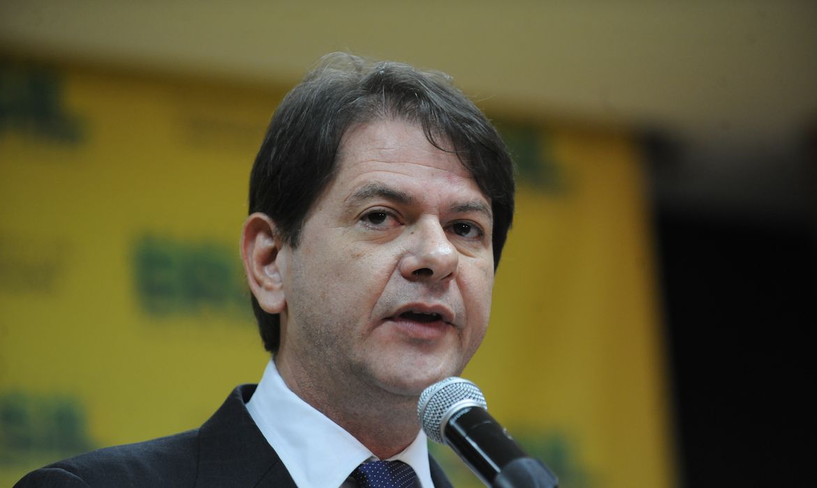 O novo ministro da Educação, Cid Gomes, recebe o cargo de seu antecessor, Henrique Paim, em solenidade no ministério (Elza Fiúza/Agência Brasil)