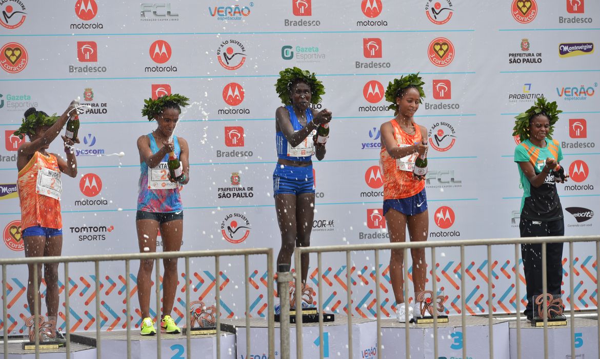 São Paulo - A queniana Flomena Cheyech Daniel venceu a 93ª Corrida Internacional de São Silvestre, em segundo lugar chegou a etíope Sintayehu Lewetegn Haile Michael. A terceira colocação ficou para a também etíope Birhane Dibara Adugana, o