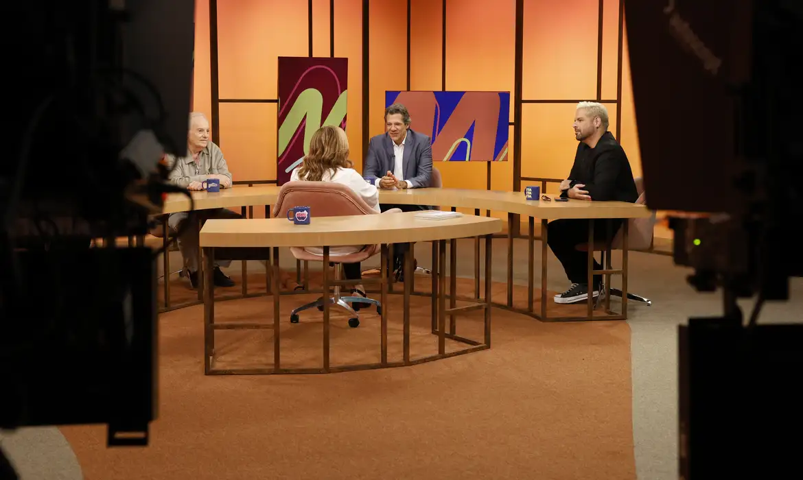 Rio de Janeiro (RJ), 16/04/2025 – O ministro da Fazenda, Fernando Haddad, participa do programa Sem Censura, da TV Brasil, apresentado por Cissa Guimarães, que também recebe o pianista Francis Hime, o psiquiatra Higor Caldato e o jornalista Muka. Foto: Fernando Frazão/Agência Brasil