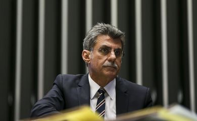 Brasília - O senador Romero Jucá durante sessão do Congresso Nacional para analisar e votar o projeto de lei que altera a meta fiscal de 2016   (Marcelo Camargo/Agência Brasil)
