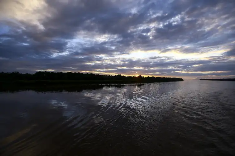 Amanhecer a bordo do Navio Auxiliar Pará, no arquipélago de Marajó.