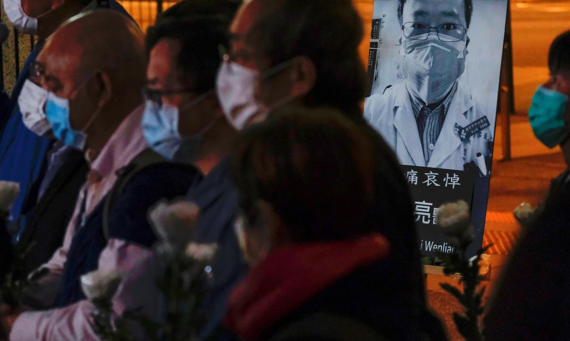 People wearing masks attend a vigil for late Li Wenliang, an ophthalmologist who died of coronavirus at a hospital in Wuhan, in Hong Kong, China February 7, 2020. REUTERS/Tyrone Siu