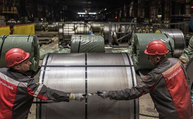 Funcionários trabalham na usina de Zaporizhstal, a terceira maior siderúrgica da Ucrânia localizada em Zaporizhzhia, em meio à invasão russa do páis