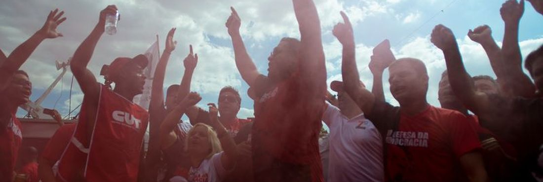 Manifestantes se concentram em frente ao Instituto Lula para ato em defesa da democracia 16 de agosto