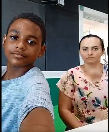  Isaac Vinícius e mãe, Benedita, contam em programa de rádio inciativa de vender cuscuz