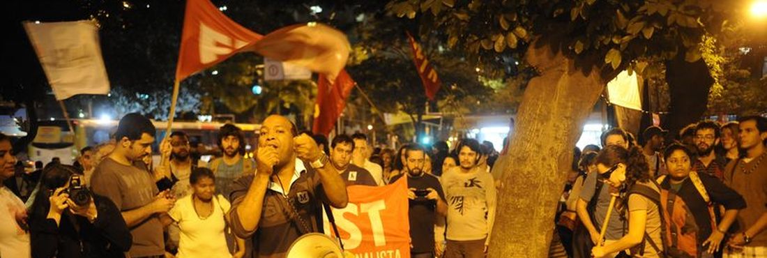 Protesto no Tribunal de Justiça do Rio de Janeiro pela garantia dos direitos legais de 23 ativistas acusados de participar de atos violentos em manifestações no cidade