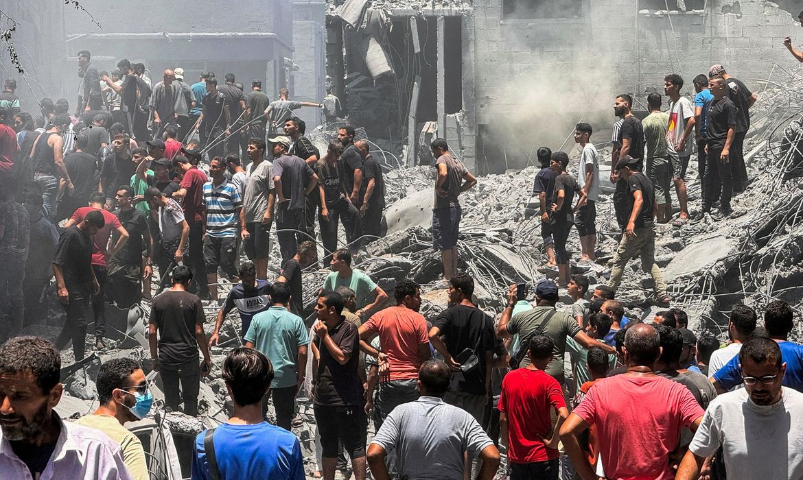 Gaza. 22/06/2024  Palestinos procuram vítimas no local de ataques israelenses a casas no campo de refugiados de Al Shati, na Cidade de Gaza. REUTERS/Ayman Al Hassi
