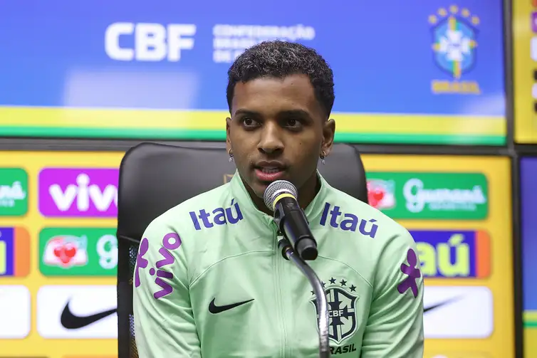 Rodrygo - atacante da seleção brasileira durante coletiva - Eliminatórias - em 14/10/2023