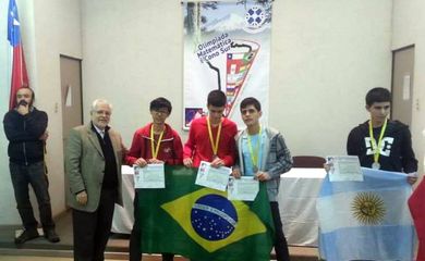 André Yuji Hisatsuga, Guilherme Goulart Kowalczuk e Vitor Carneiro Porto receberam medalhas de prata na Olimpíada de Matemática do Cone Sul