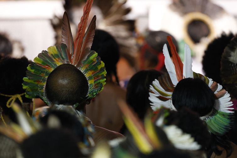 Rio de Janeiro (RJ) 12/09/2024 - Indínegas do povo tupinambá de Olivença, na Bahia, participam da celebração do retorno do Manto Tupinambá ao Brasil, na Quinta da Boa Vista, onde fica o Museu Nacional. Foto: Fernando Frazão/Agência Brasil