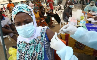 Vaccinations against Ebola continue in Abidjan