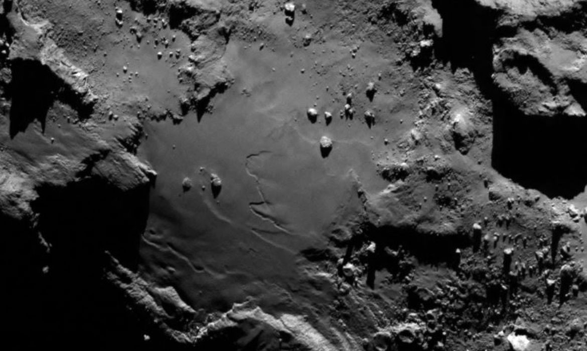 Imagem da superfície do cometa Tchourioumov-Guérassimenko feitas pela sonda Rosetta, que entrou na órbita do cometa após viagem de dez anos pelo espaço