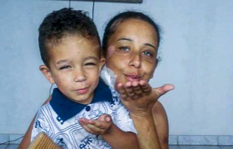 Priscila Izabel/Arquivo Pessoal Rio de Janeiro (RJ) 11/05/2024 - Priscila e seu filho Kayque em foto tirada após terem alta do hospital - Tragédias da mineração: perdas impulsionam mães em luta por justiça Foto: Priscila Izabel/Arquivo Pessoal