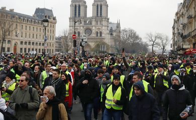 Manifestantes vestindo coletes amarelos durante protestos em Paris, na França.