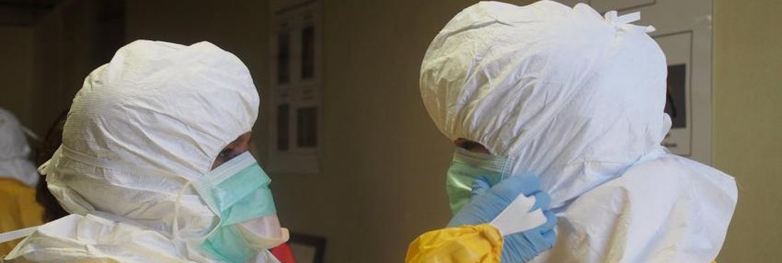 EUA, O Centro de Prevenção e Controle de Doenças de Anniston realizou um treinamento para deixar seus agentes preparados para tratar um surto de Ebola em território americano
