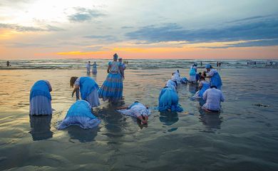 Obra da fotógrafa Eliária Andrade na Exposição fotográfica Afeto e Memória - Praia Grande ( SP ) 11/12/2016 - Festa de Iemanjá, realizada na Praia Ocian. Na foto, religiosos prestam homenagem a Iemanjá, Rainha do Mar. Foto Eliária Andrade