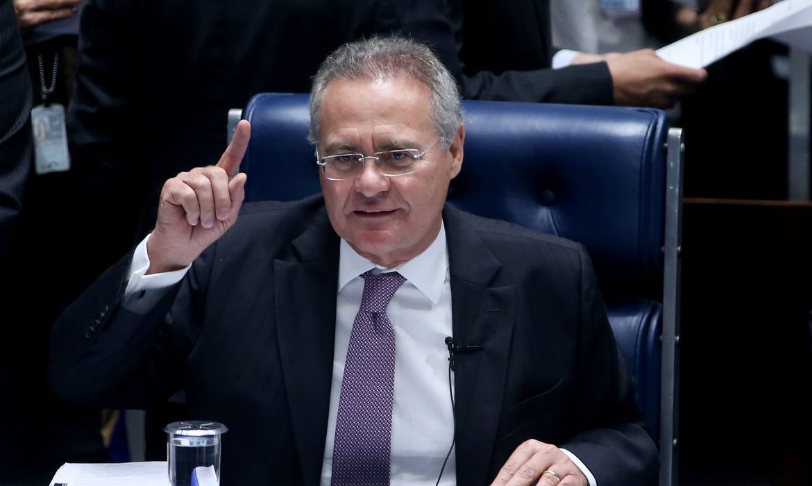 Brasília - O presidente do Senado, Renan Calheiros, durante sessão plenária destinada a votar MPs que trancam a pauta (Wilson Dias/Agência Brasil)