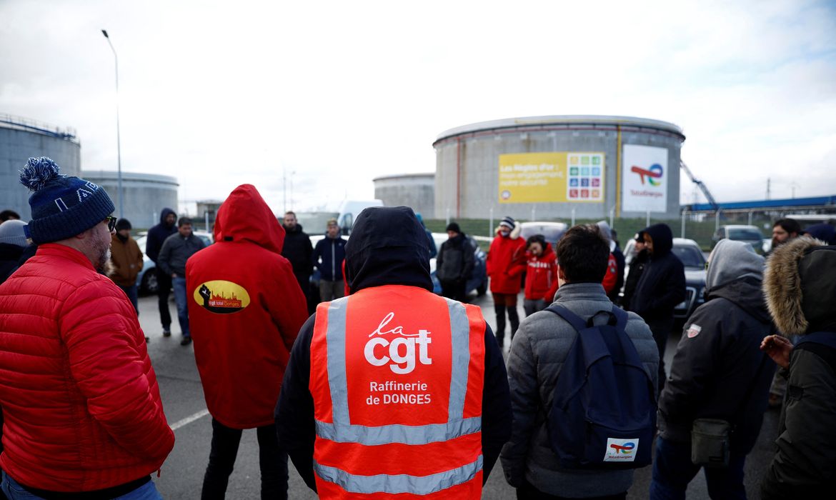 Trabalhadores de energia franceses se reúnem em frente à refinaria da gigante francesa de petróleo TotalEnergies em Donges