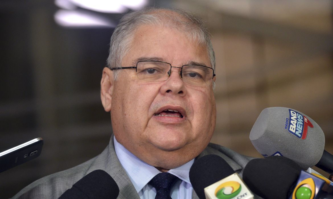 Brasília - O deputado federal,  Lucio Vieira Lima, comenta o teor da carta que o vice-presidente da República, Michel Temer, enviou à presidenta Dilma Rousseff  (Antonio Cruz/Agência Brasil)