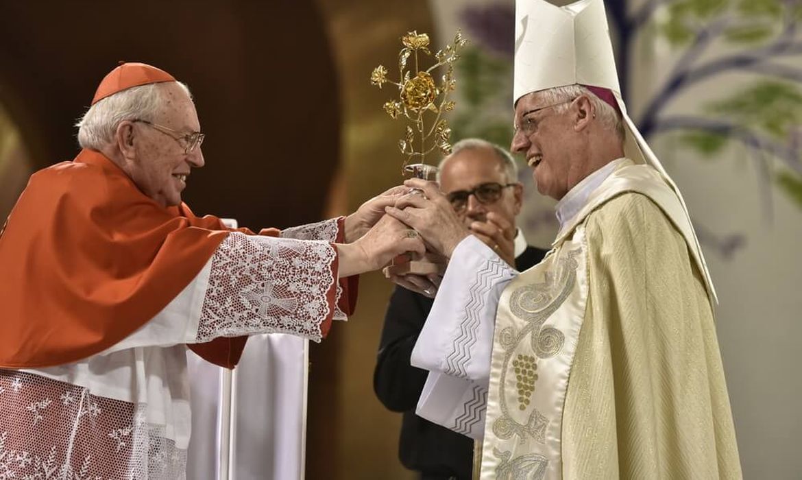 Representante do papa Francisco, o cardeal italiano Giovanni Battista entregou a Rosa de Ouro ao arcebispo de Aparecida, dom Orlando Brandes