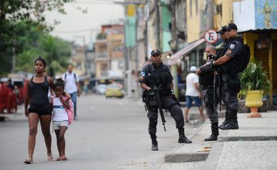 A Polícia Militar dá início ao processo de transição com a Força de Pacificação no patrulhamento do conjunto de favelas da Maré, na zona norte do Rio (Tomaz Silva/Agência Brasil)
