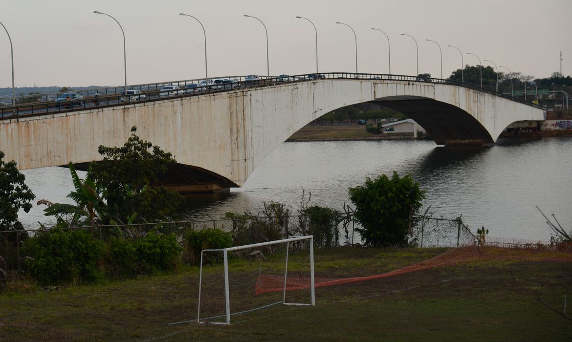 O governador do DF Rodrigo Rollemberg sancionou lei que muda o nome da Ponte Costa e Silva para Honestino Guimarães (Wilson Dias/Agência Brasil)