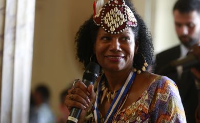 A rainha do Congo Diambi Kabatusuila participa de evento em sua homenagem na Casa França-Brasil, no centro do Rio de Janeiro.