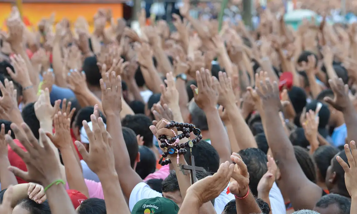 Milhares de católicos acompanham a procissão do Círio de Nazaré em Belém. A romaria que homenageia Nossa Senhora de Nazaré é a maior procissão católica do mundo (Marcello Casal Jr/Agência Brasil)