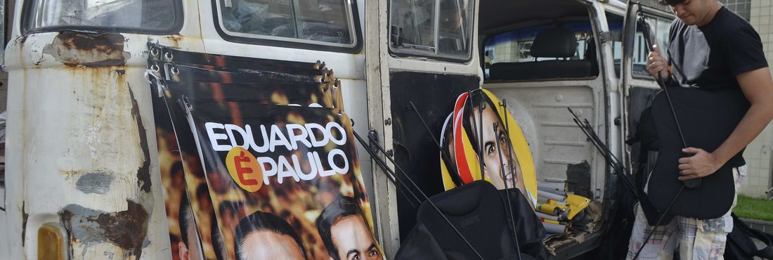 Material de campanha com imagens de Eduardo Campos é recolhido no comitê central do PSB após a morte do candidato a presidente da República, em queda de avião na cidade de Santos