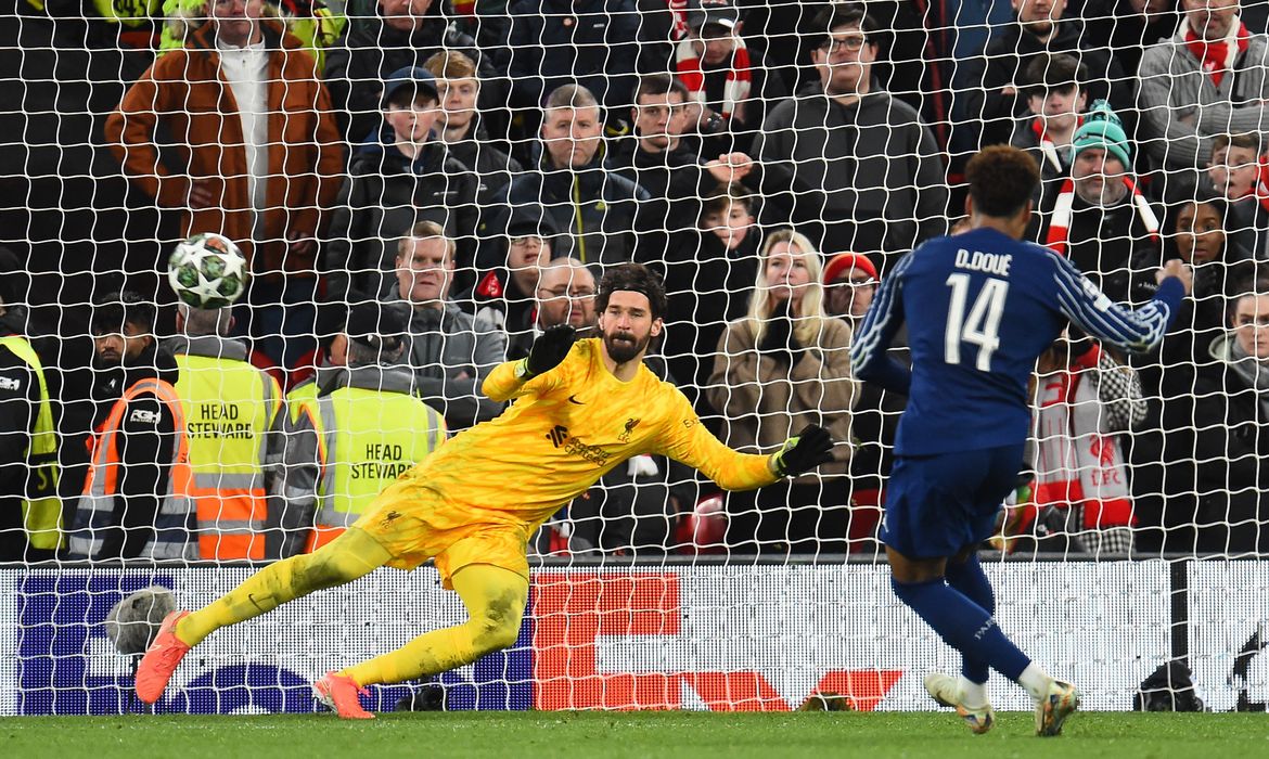 Désire Doué marca gol para o PSG em disputa de pênaltis contra o Liverpool, do brasileiro Alisson Becker
11/03/2025
REUTERS/Peter Powell