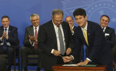 O ministro da Economia, Paulo Guedes, e o novo presidente do BNDES, Gustavo Montezano, durante cerimônia de posse no Palácio do Planalto. 