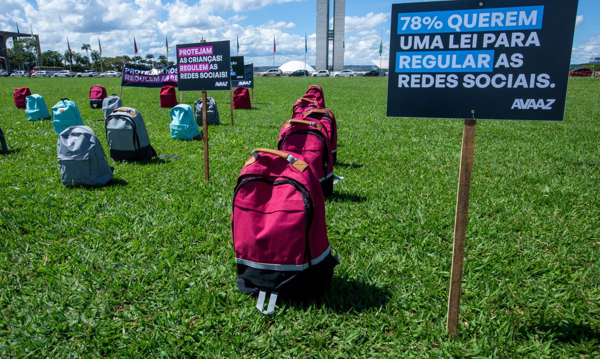 Brasília 02/05/2023 - Avaaz instala 35 mochilas em frente ao Congresso para homenagear 35 vítimas que morreram em massacres escolares desde 2012. Foto: Fabio Rodrigues-Pozzebom/ Agência Brasil