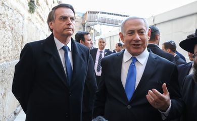 O presidente Jair Bolsonaro e o primeiro-ministro de Israel, Benjamin Netanyahu, durante visita ao Muro das Lamentações na Cidade Velha de Jerusalém.