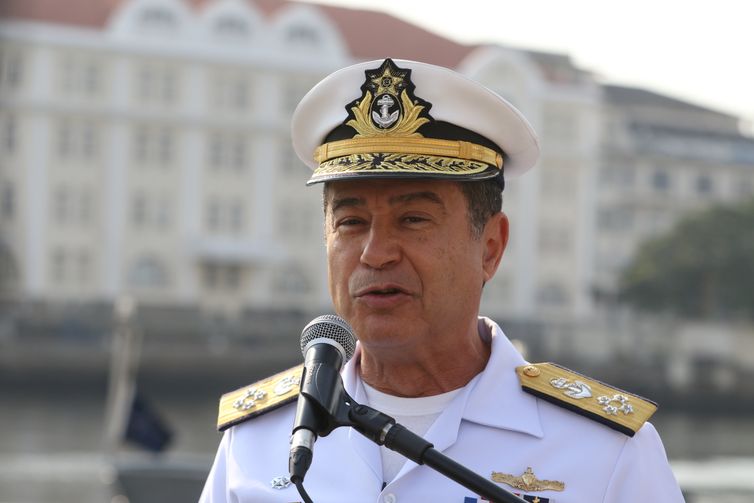 O comandante da Marinha, Almir Garnier Santos, fala com a imprensa. Em comemoração ao Bicentenário da Independência, a Marinha do Brasil promove uma Revista Naval, com a presença do presidente da República, na Baía de Guanabara, no Rio de Janeiro.