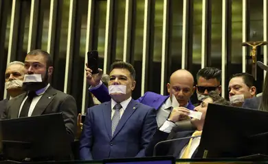 Brasília (DF), 05/08/2025 - Deputados de oposição fazem ato tampando a boca com esparadrapo durante sessão da Câmara dos Deputados. Foto: José Cruz/Agência Brasil