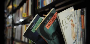 Livros de Carlos Drummond de Andrade na estante do Sebinho, em Brasília