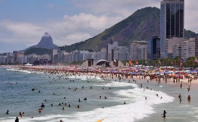 Rio de Janeiro(RJ), 31/12/2024 - Praia cheia com palcos montados na areia da Praia de Copacabana no último dia do ano.  Foto: Tânia Rêgo/Agência Brasil