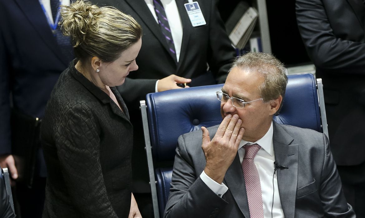 Brasília - A senadora Gleisi Hoffman e o presidente do Senado, Renan Calheiros, na reunião para eleger a comissão do impeachment da presidenta Dilma Rousseff  (Marcelo Camargo/Agência Brasil)