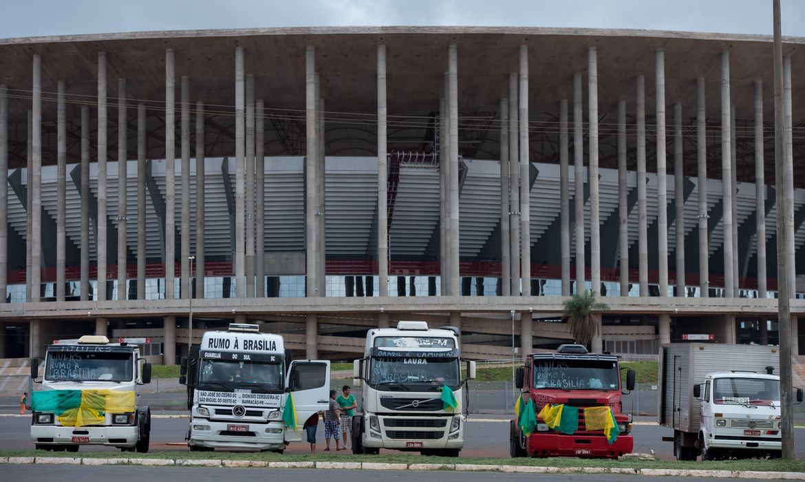 Caminhoneiros de diversas partes do país chegam a Brasília em protesto contra os preços do frete, pedágios e óleo diesel  ( Marcelo Camargo/Agência Brasil)