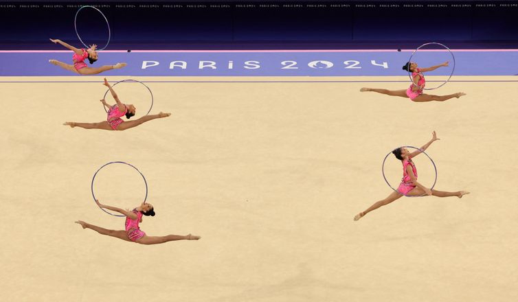 Paris 2024 Olympics - Rhythmic Gymnastics - Group All-Around Qual. - Part 1 of 2 - Porte de La Chapelle Arena, Paris, France - August 09, 2024. Team Brazil performs with the hoops. REUTERS/Mike Blake