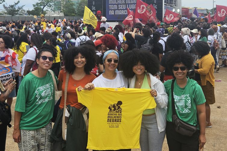 Brasília (DF), 25/11/2025 – Cineasta Flora Egécia, Francyelle Souza Lima, Dione Oliveira Moura (mãe da Flora), Daniele Felix e Lourdes Quintero na Marcha de Mulheres Negras 2025. Foto: Flora Egécia/Arquivo Pessoal