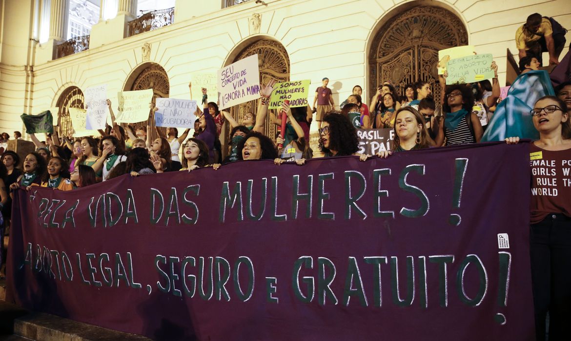 Mulheres fazem marcha pela legalização do aborto, com lenços verdes em referência à campanha que derrubou a criminalização na Argentina. 